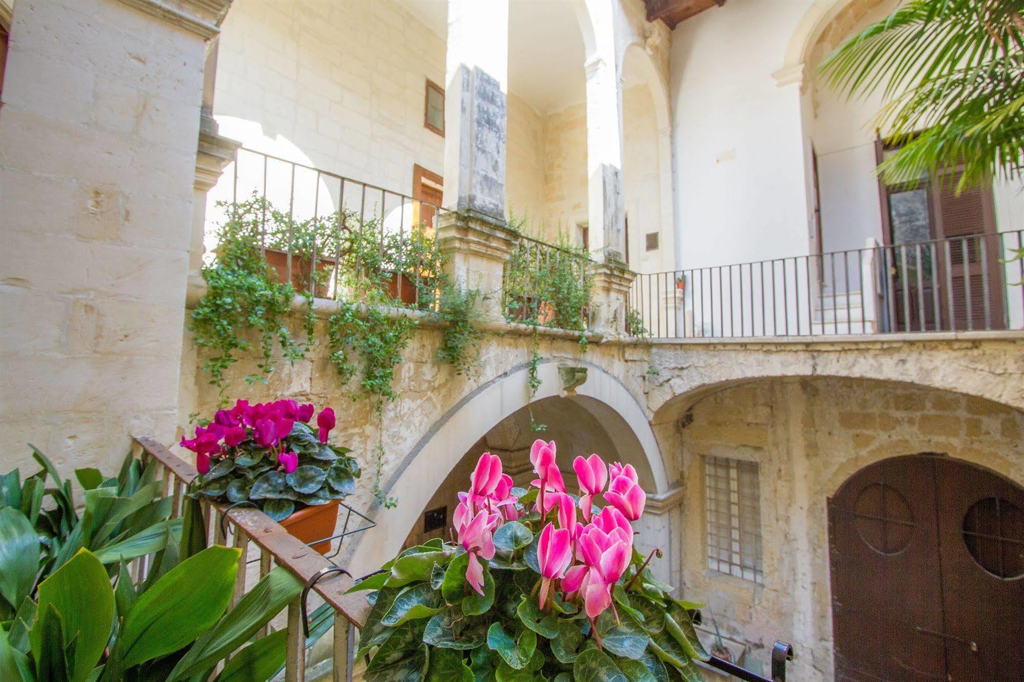 B&B Casa Li Santi Lecce Buitenkant foto